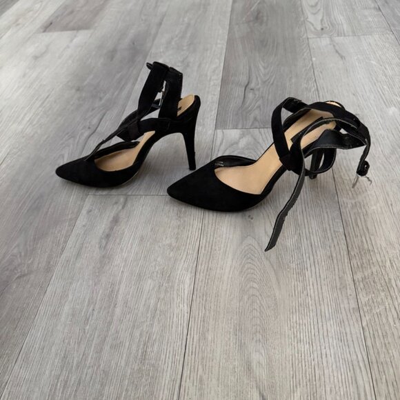 Black Pumps - Picture 3 of 4